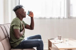 Homem usa nebulímetro. A imagem retrata as diferenças entre asma e bronquite.