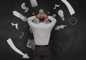 Homem coloca as mãos na cabeça e sofre com ansiedade