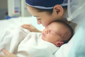 Enfermeira identifica bronquiolite em bebe no hospital.