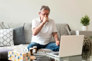 Homem idoso sofre com engasgo.