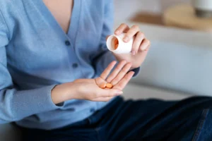 Mulher utiliza suplemento para tratar a falta de vitamina B12